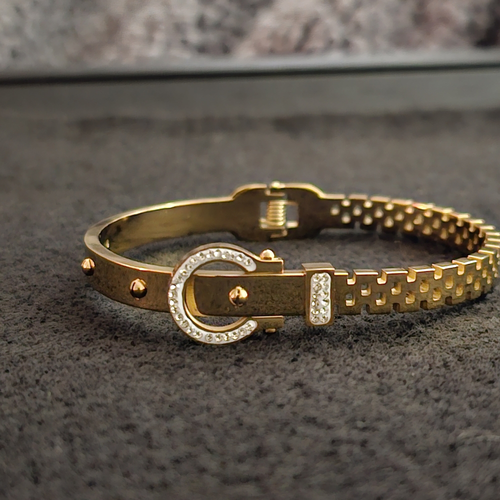 Elegant Gold Bracelet with Crystal Accents